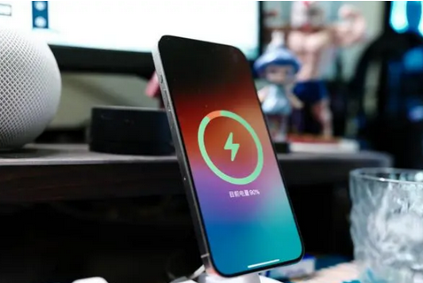 陵城苹果15换屏服务分享用什么充电器给iPhone15充电更好 